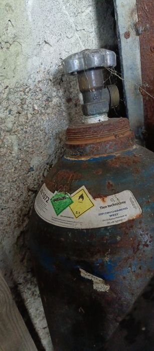 Dwie butle do gazu. Acetylen i tlen.