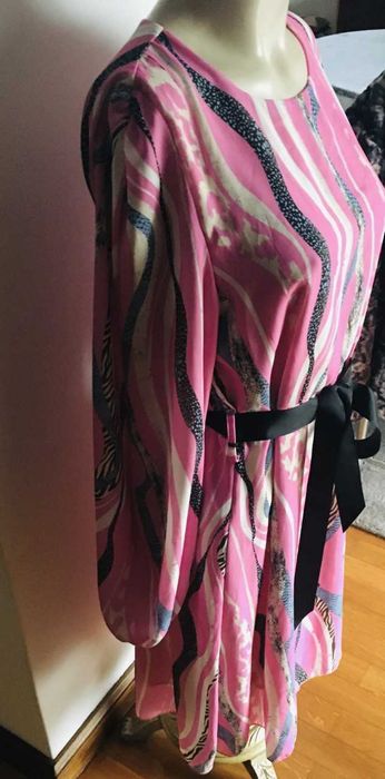 Vestido midi em rosa e preto , seda acetinada.