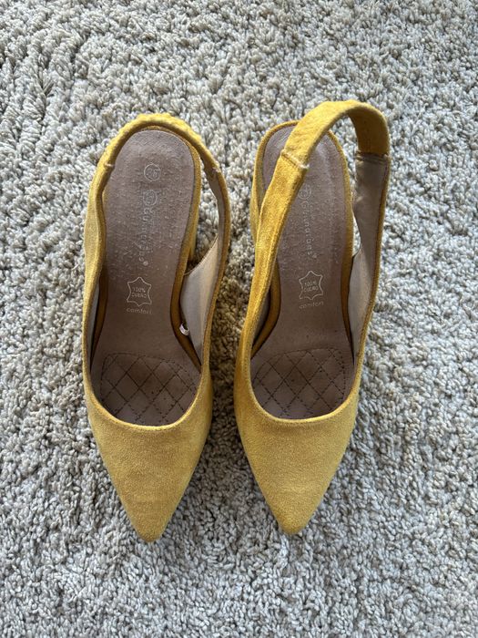 Sapatos amarelos camurça