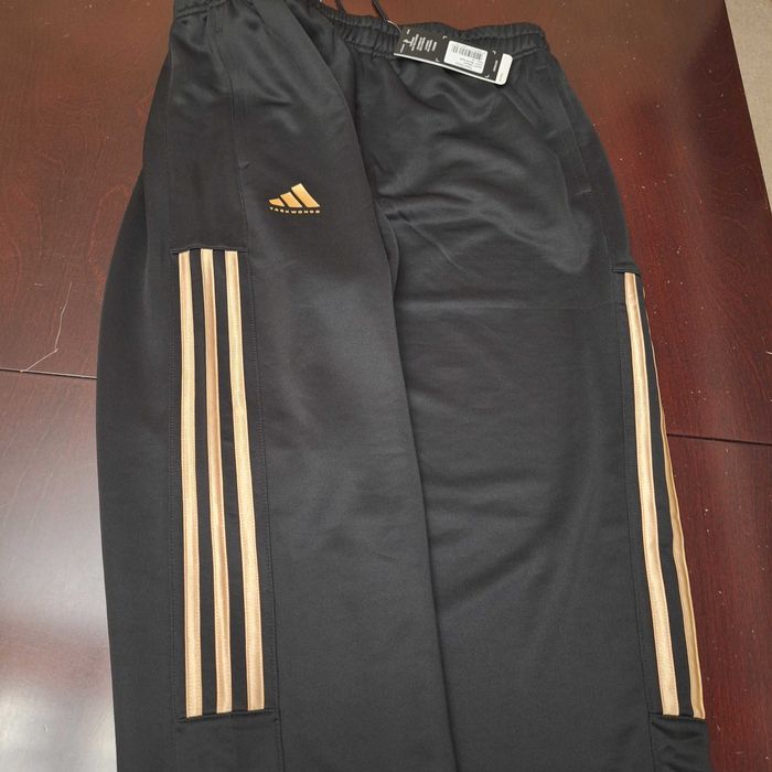 Męskie spodnie dresowe adidas XL nowe ze złotymi lampasami