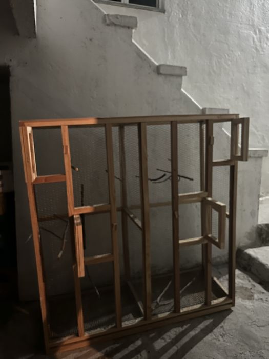 Voadeira de madeira para pássaros