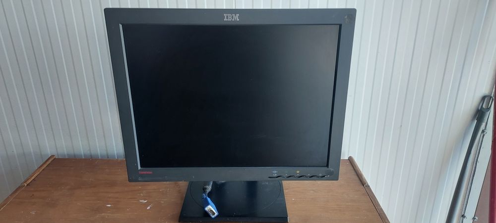Monitor IBM 19 polegadas, formato 4:3.