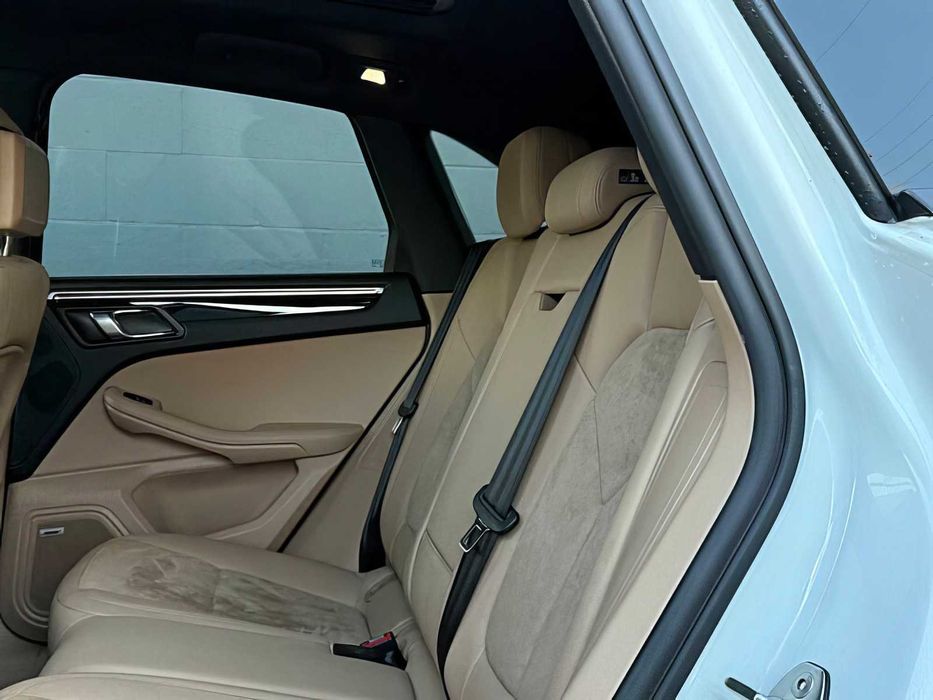 Porsche Macan      2021