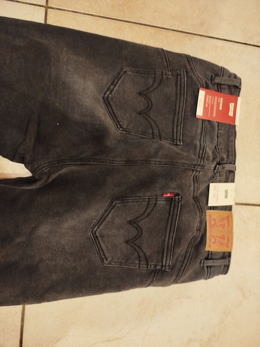 Czarne spodnie jeansowe