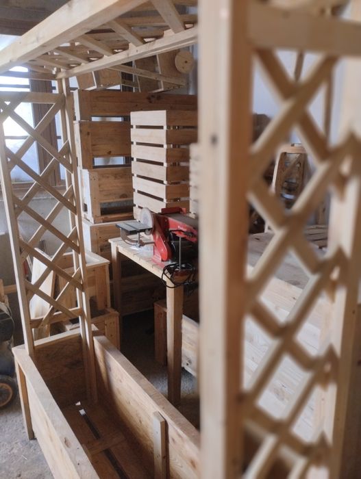 Floreira com treliça nas laterais e no topo .
A medida da floreira 1.5