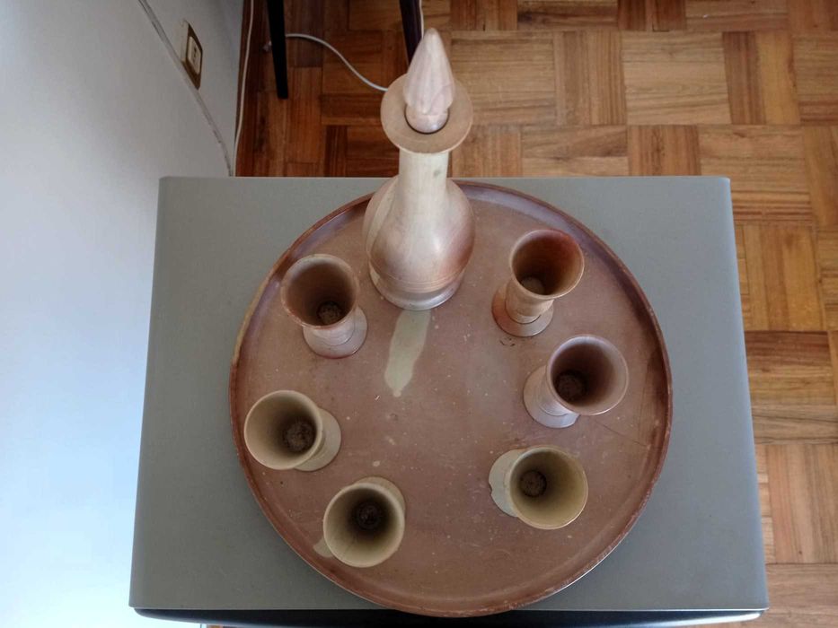 Licoreiro com seis copos e bandeja