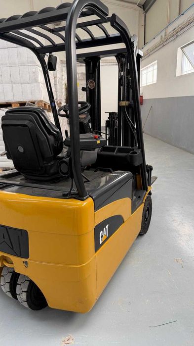 Empilhador 1600 Kg CAT