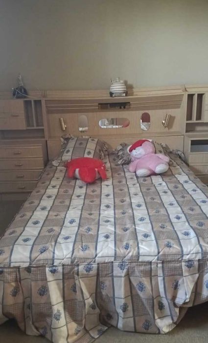 Vendo Quarto de Casal, com cama completa, tem focos e música de rádio roupeiro, duas mesas de cabeceira e um roupeiro grande de casal