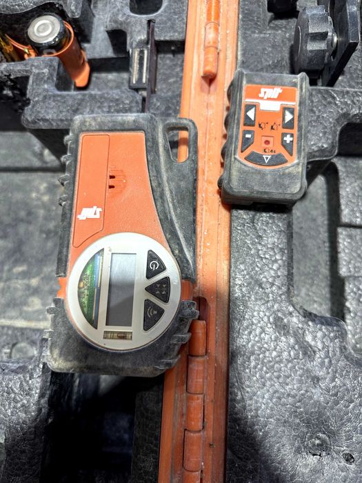 Laser rotativo + Tripé com Cabeça Telescópica DeWalt