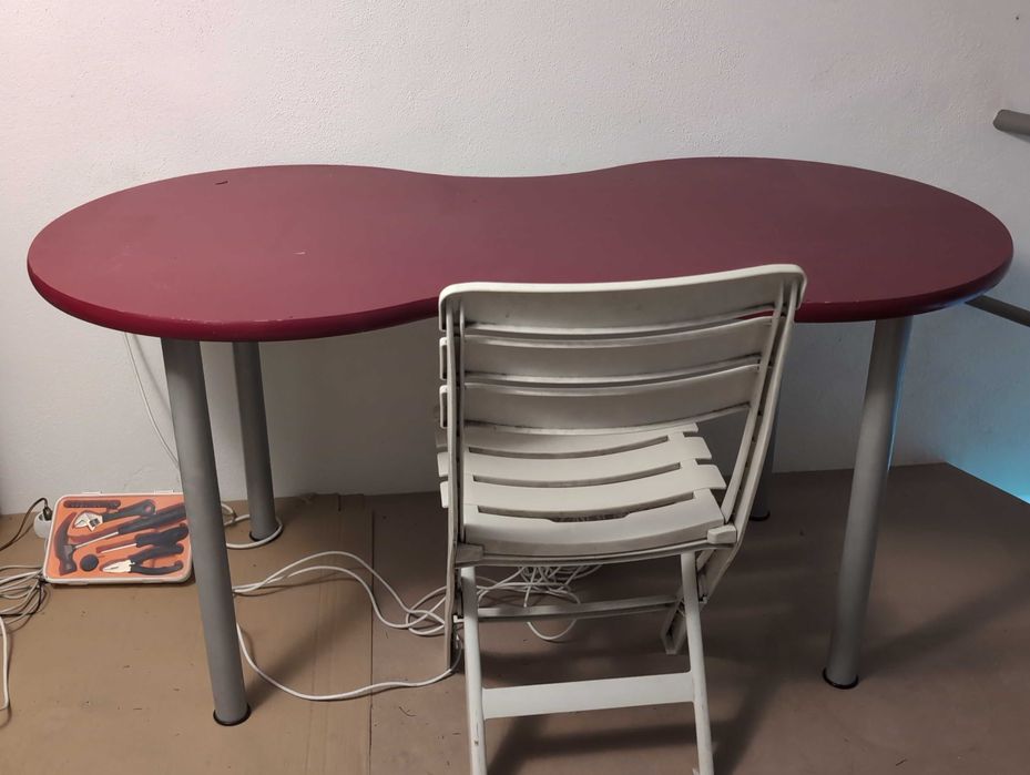 Mesa vermelha com curvas