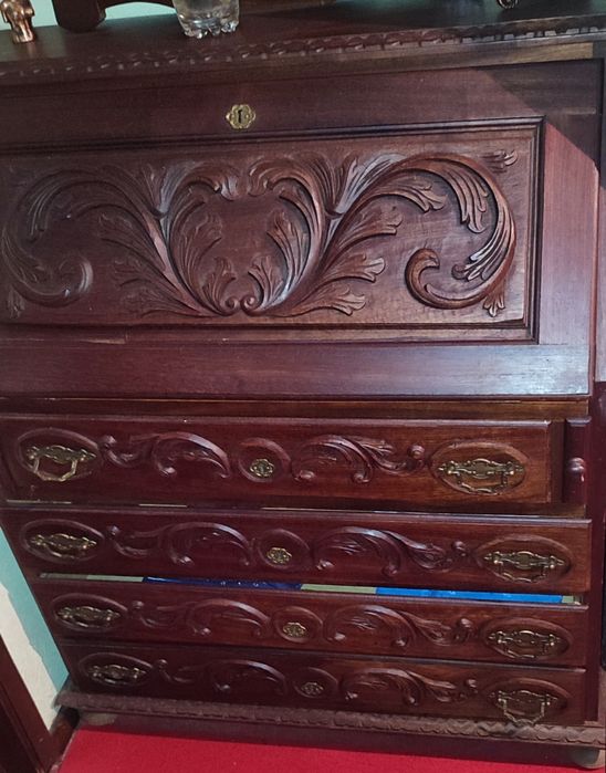 Cómoda com escrivaninha em stado perfeitom imensos anos mas