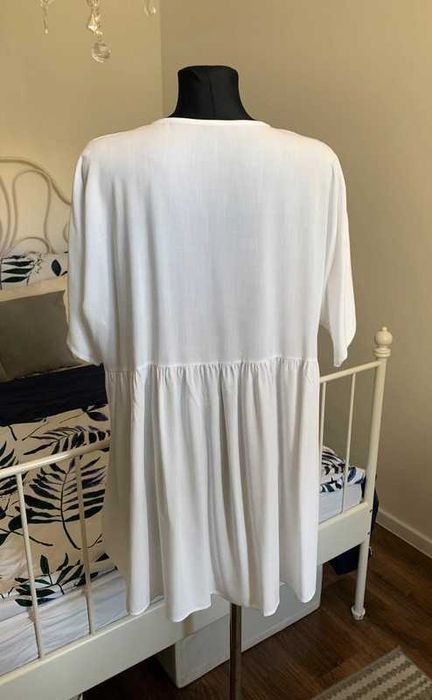 Biała zwiewna luźna sukienka z wiskozy minimalistyczna boho basic