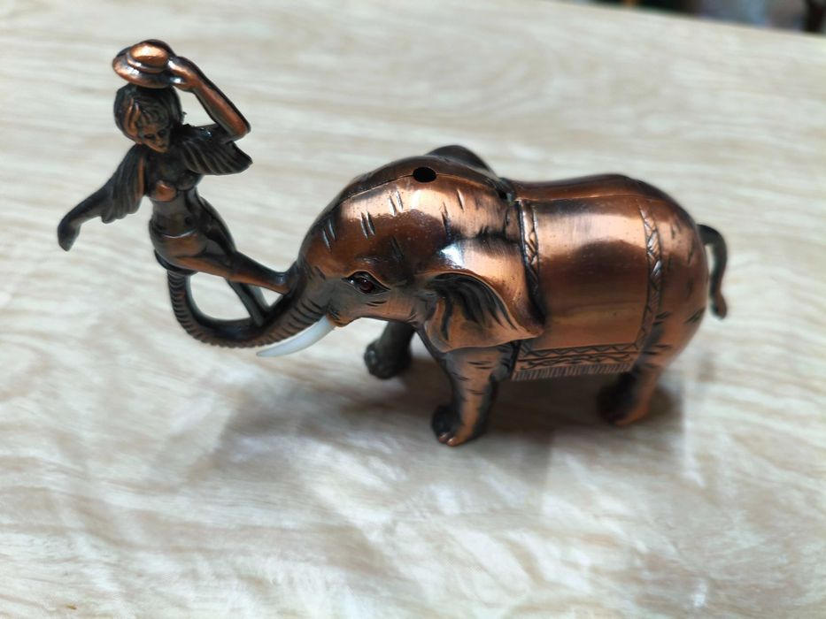 Isqueiro de mesa em formato de elefante