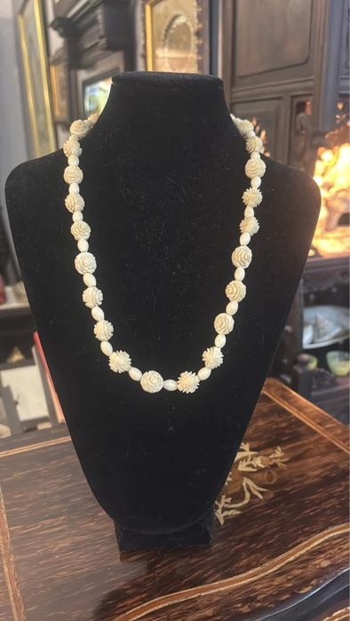 Colar rosinhas em material nobre