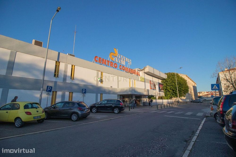 Loja comercial para arrendamento no Shopping do Cacém