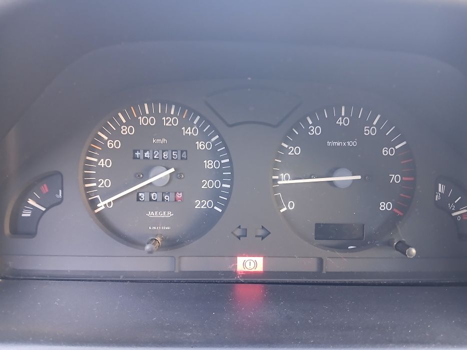 Peugeot 106 com alguns a fazer