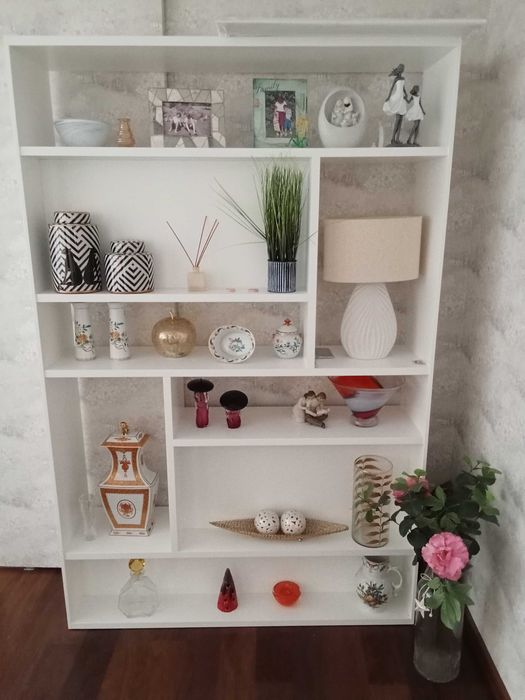 Móvel novo em madeira maciça