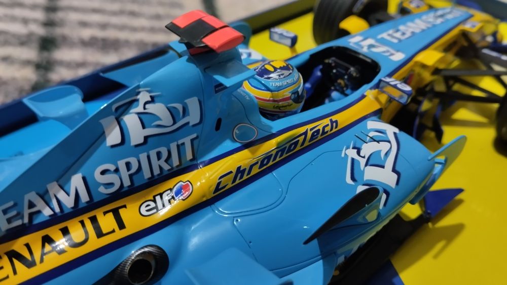 Miniatura 1/18 Fernando Alonso, campeão do mundo 2006 GP do Brasil