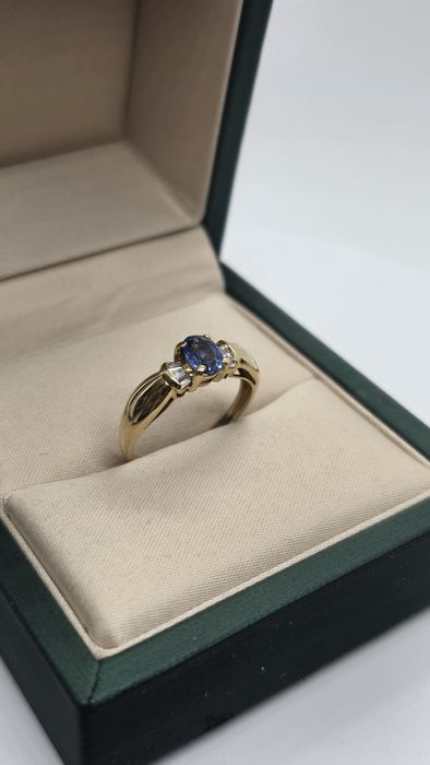Złoty pierscionek z tanzanitem i diamentami