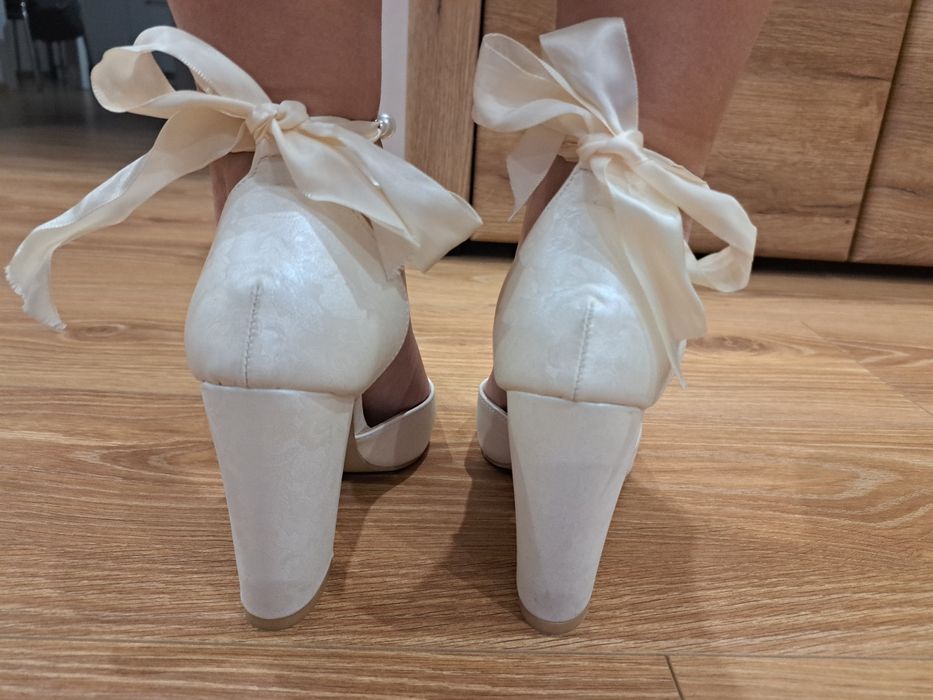 Kremowe buty z perełkami