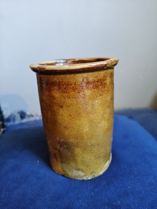 Stary kamionkowy pojemnik