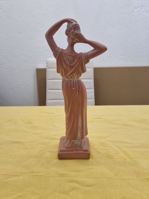 Estatueta medidas nas fotos