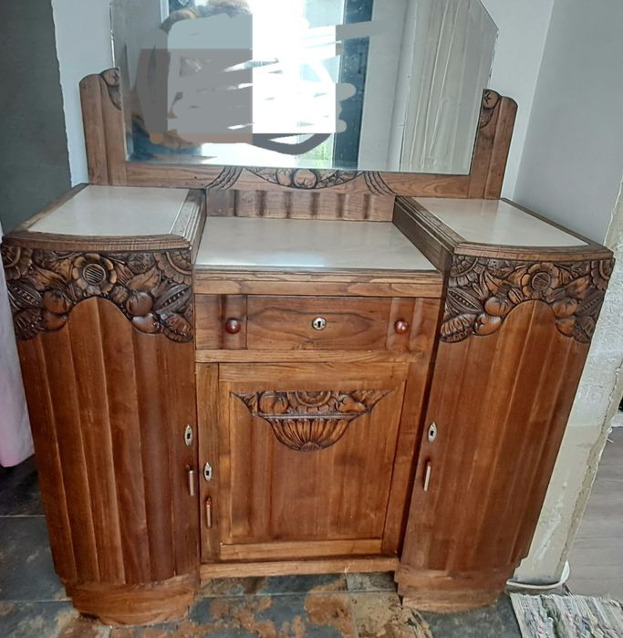 Móvel estilo art déco , aparador de madeira com espelho. Possui detalh