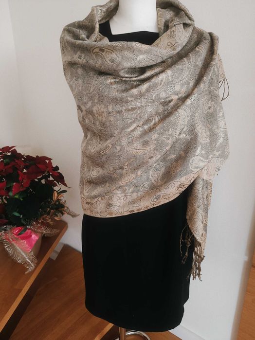 Duży szal wieczorowy