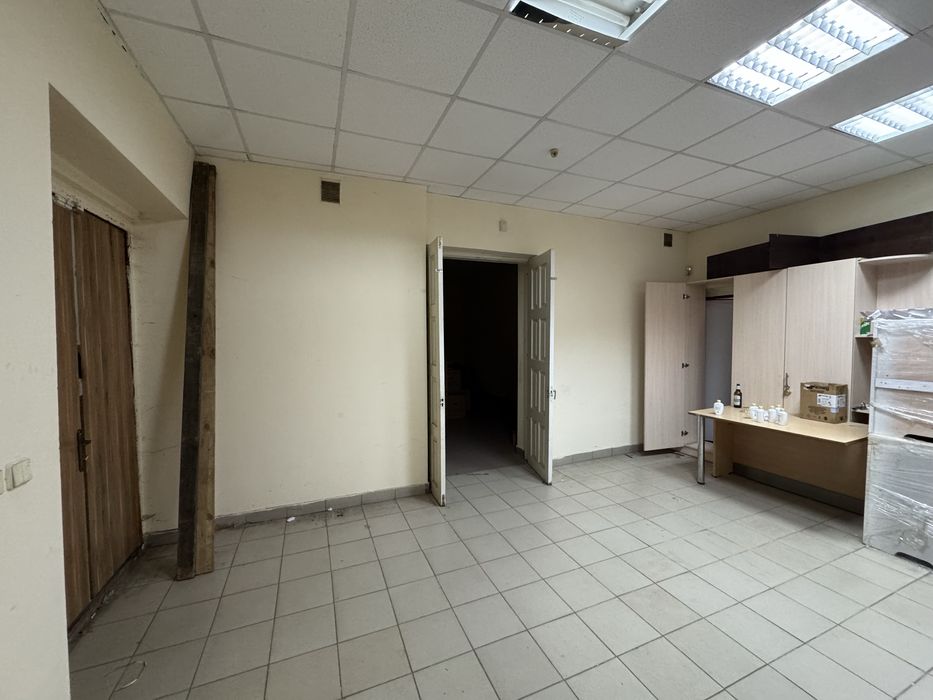 Продаж класного приміщення біля автостанції у Новояворівську