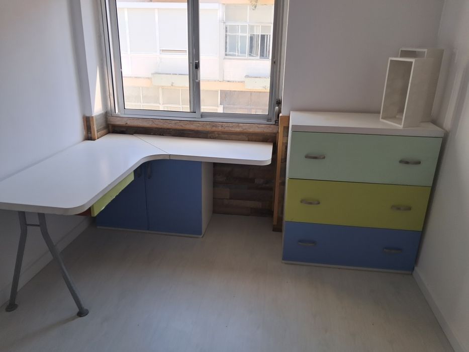 Secretária e cómoda de quarto