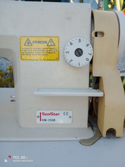 Máquina de costura semi industrial a funcionar na perfeição.