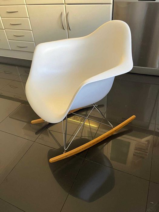 Cadeira de balanço Eames RAR branca
