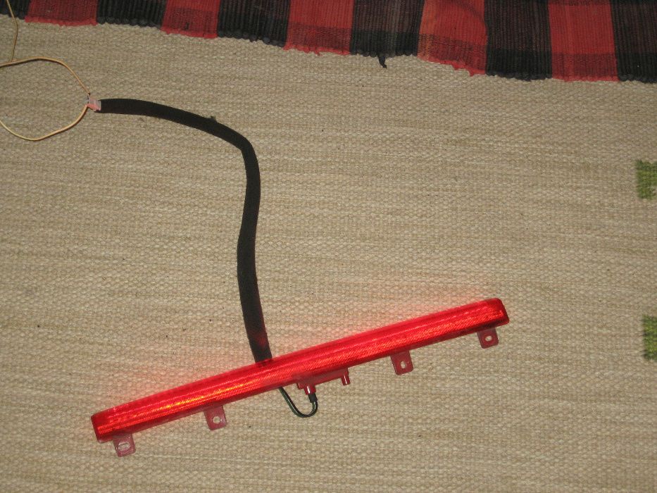 mazda 323 -  aileron traseiro