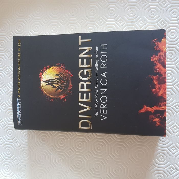 Livro Divergent em inglês