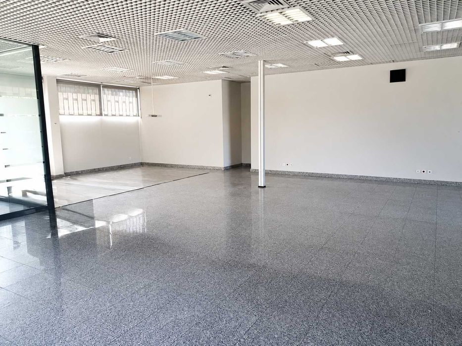 Prédio para Serviços e Comércio com 381 m² de Área - Excelente Localização em Carrazeda de Ansiães