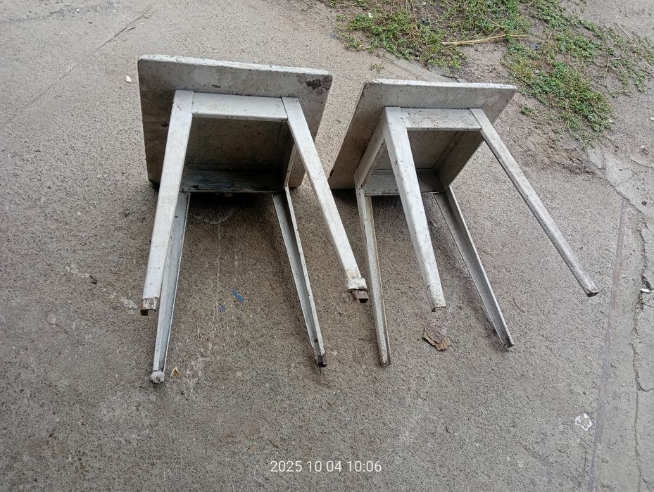 Табуретка кухонная металлическая белая б/у. неск.шт