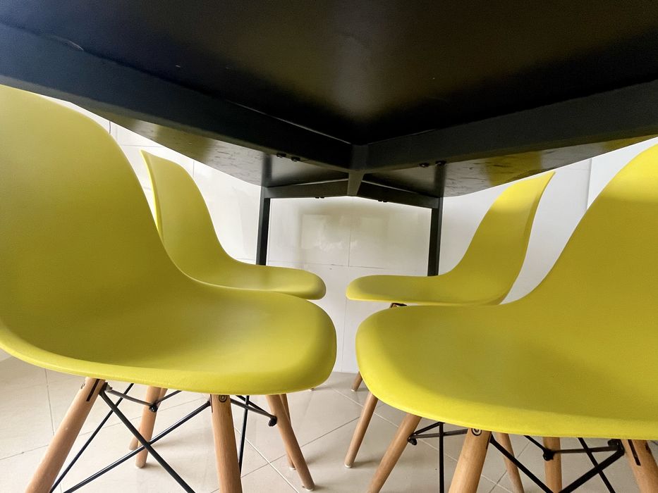 Mesa tampo vidro preto e 4 cadelras