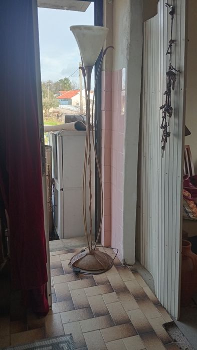 Candeeiro de pé. Tulipa ferro e vidro