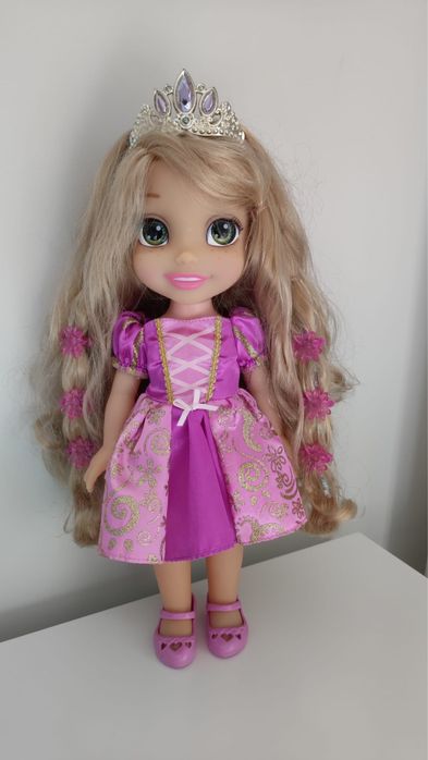 Boneca Rapuazel canta e da luz