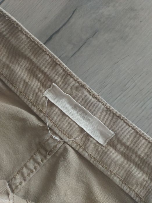 Beżowe spodnie cargo prostą nogawką kieszenie straight jeansy viral