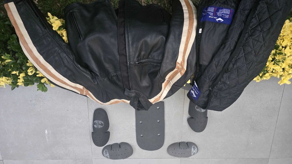 Casaco Biker - pele genuína, forro e proteções plásticas (costas, ombros e cotovelos) amovíveis