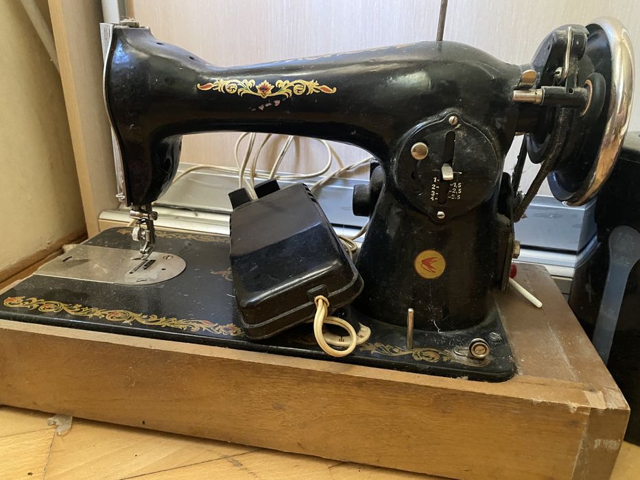Швейна машинка подолка з додатковим мотором та педалю терміново