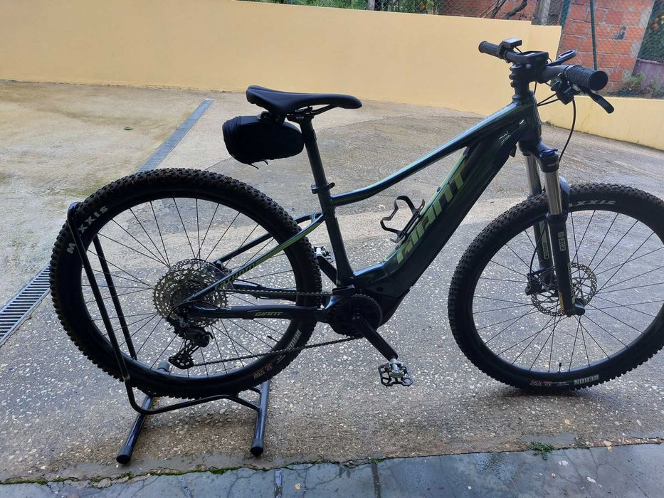 Bicicleta de btt, marca Giant, modelo fathom, tamanho s