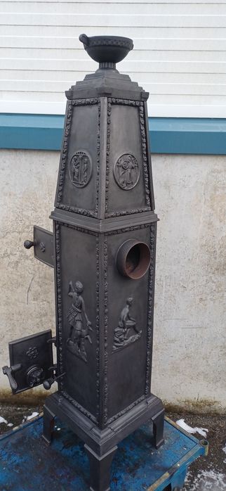 Pięknie prezentujący się żeliwny piecyk.