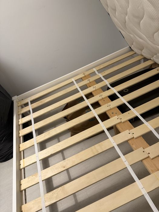 Cama casal em madeira