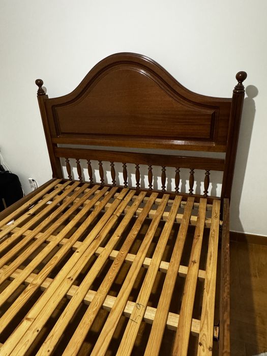 Cama de madeira maciça