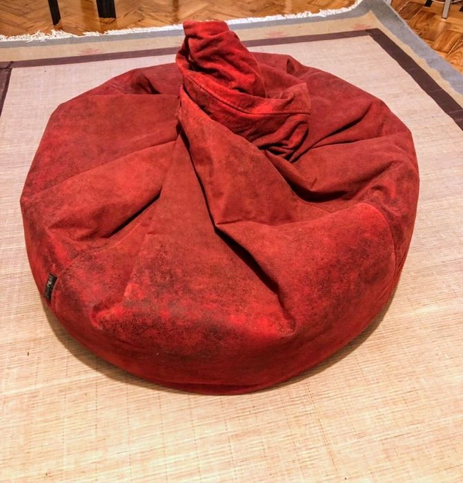 Puff vermelho com pormenores pretos