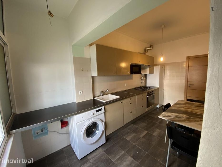 Quarto - localizado em Almada Lisbon