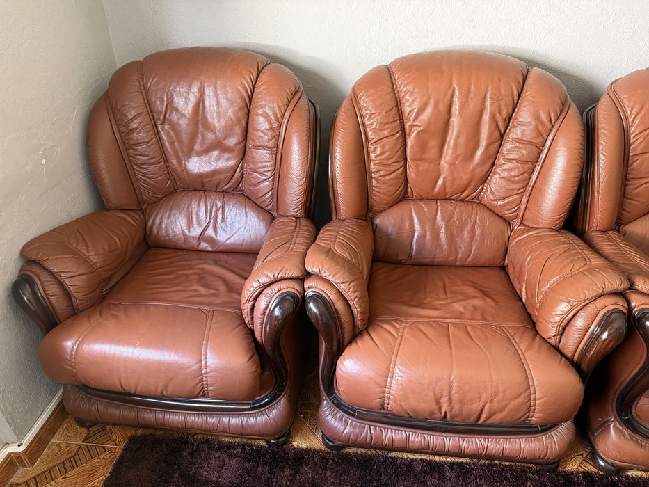 Conjunto Sofá Vintage em Couro Legítimo sendo 1 Sofá-Cama + 2 Poltronas