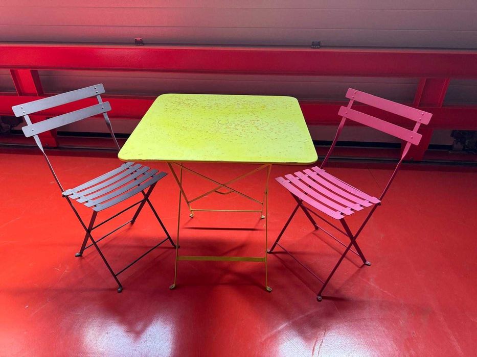 Mesa quadrada 70x70 cm dobrável e 2 cadeiras de jardim em aço